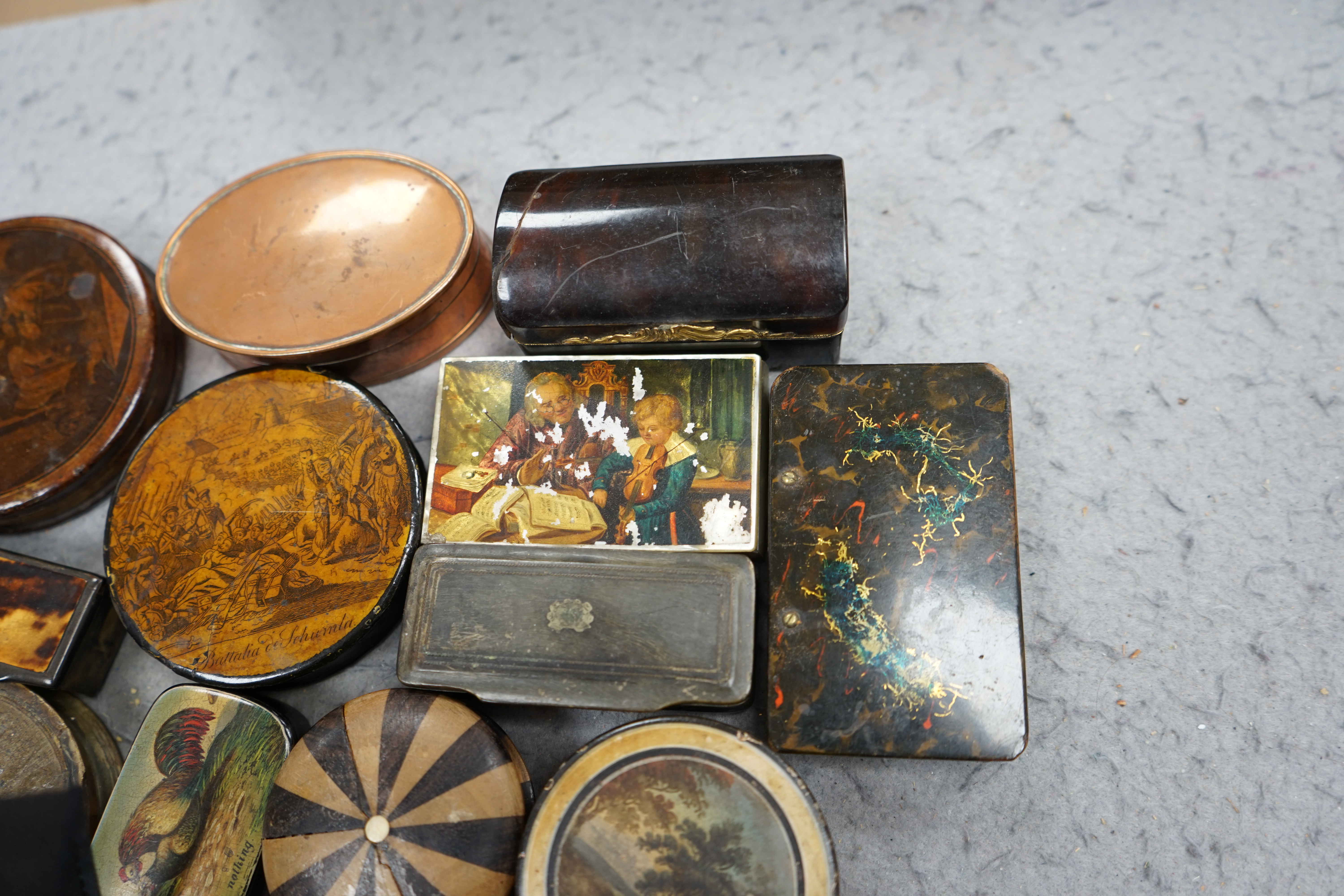 Assorted 18th / 19th century treen, tortoiseshell, horn and metalware snuff boxes, horn box 8cm diameter (14). Condition - most damage due to use